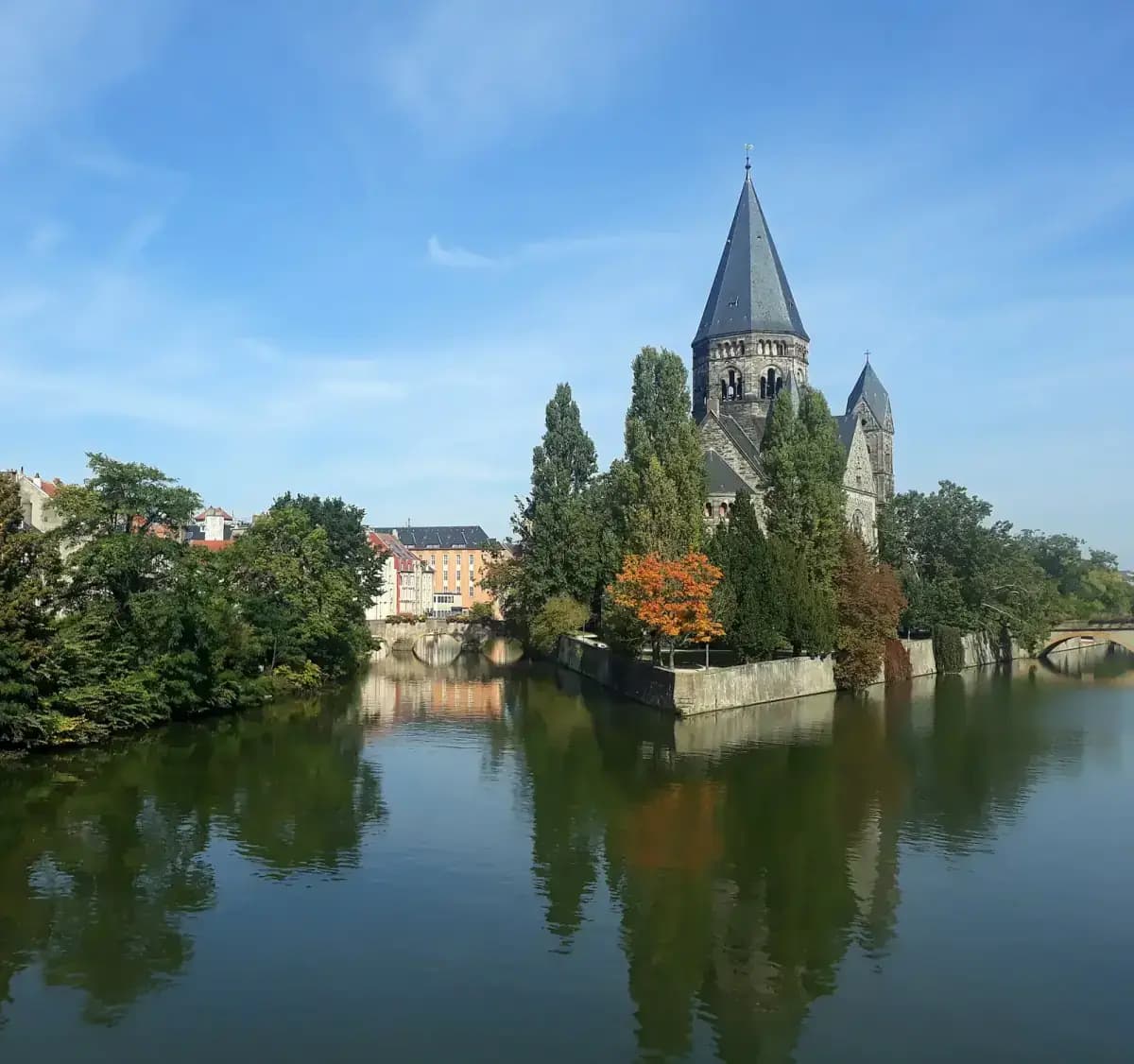 Le Temple Neuf de Metz se reflétant dans la Moselle